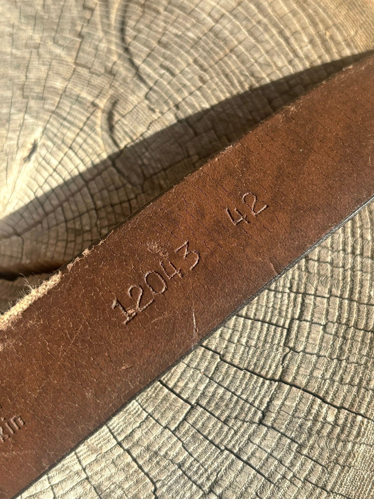 Brown embossed leather / silver tone buckle belt - 42